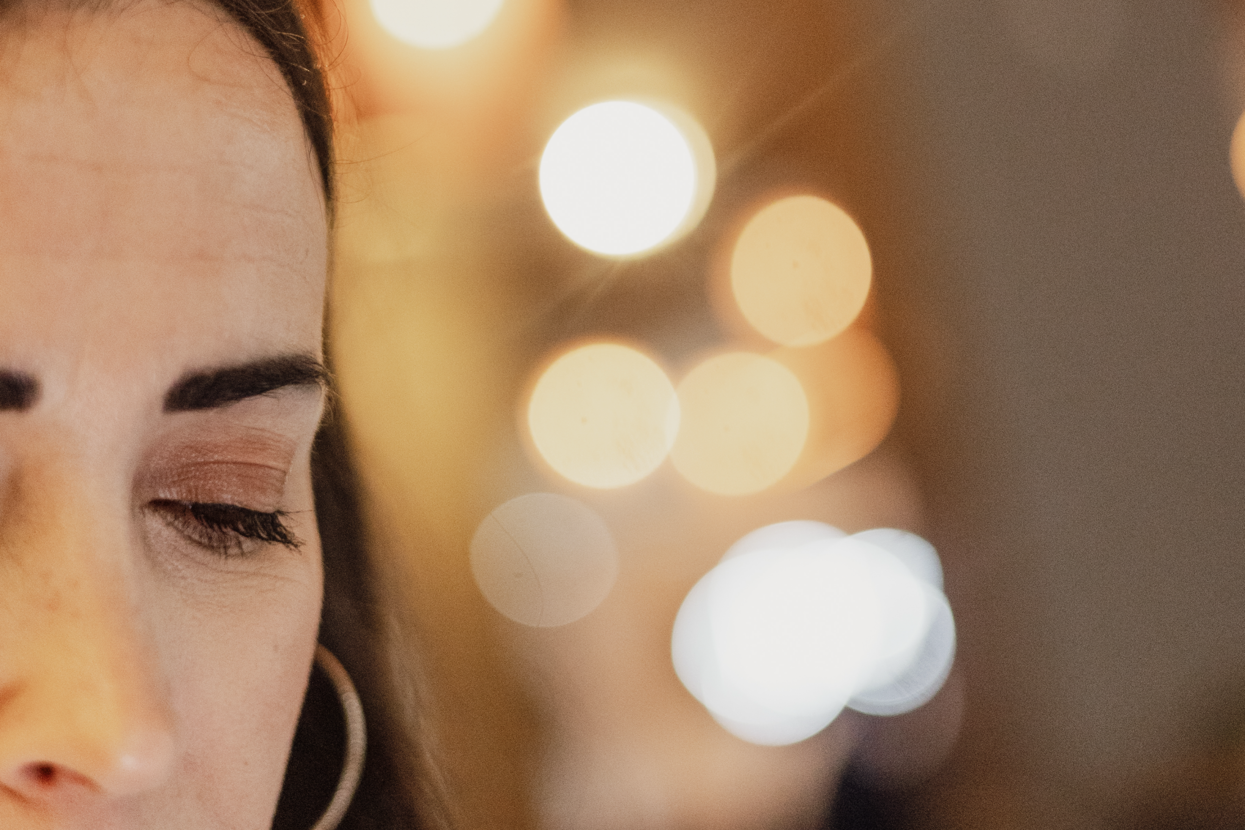 Dona ulls tancats sessió llum natural fotografia documental